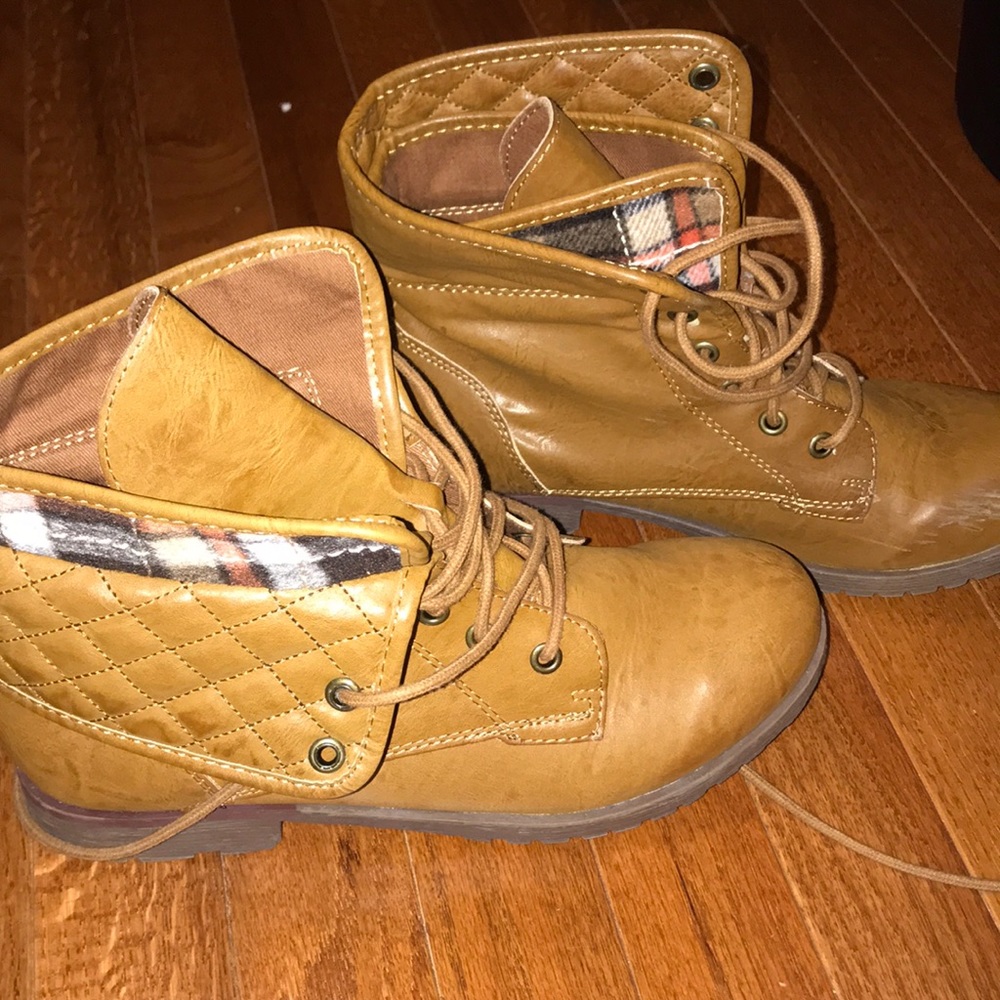 Combat boots luggage colored